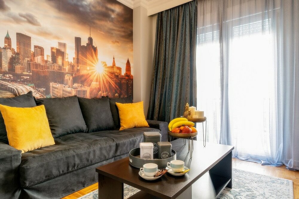 Фото Corona Deluxe Apt Must