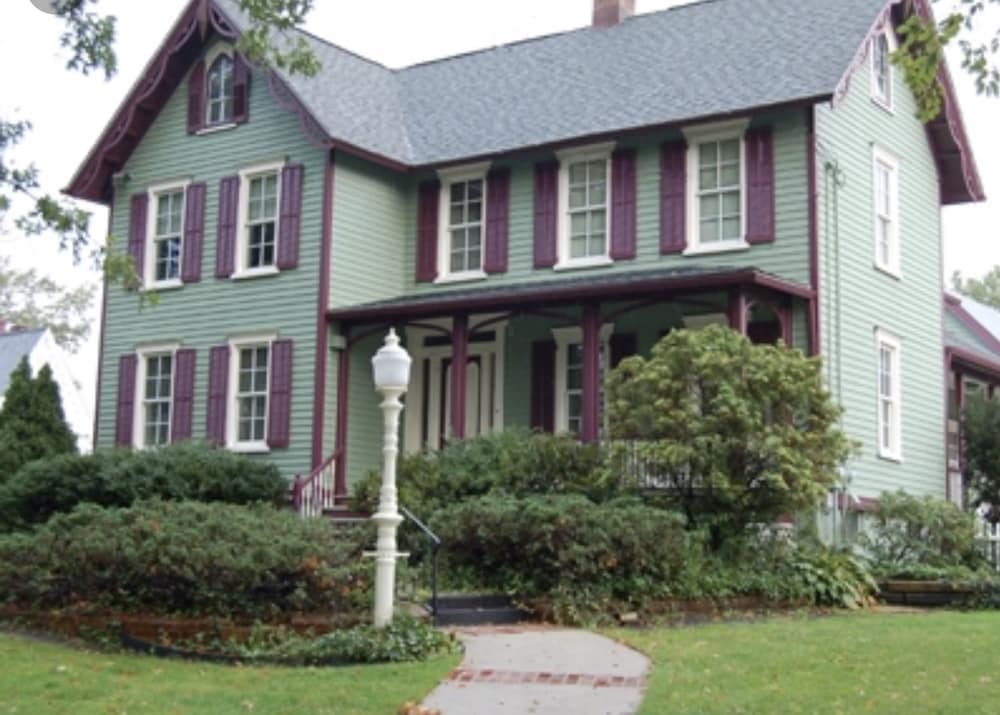 Фото Mathis House, A Victorian Bed & Breakfast and Tea Room at 600 Main