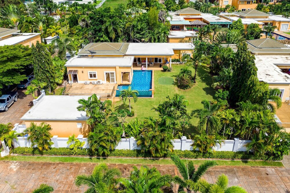 Фото Stunning Luxury Golf and Pool Villas