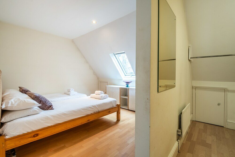 Фото Charming Wimbledon Park Home close to Putney Heath