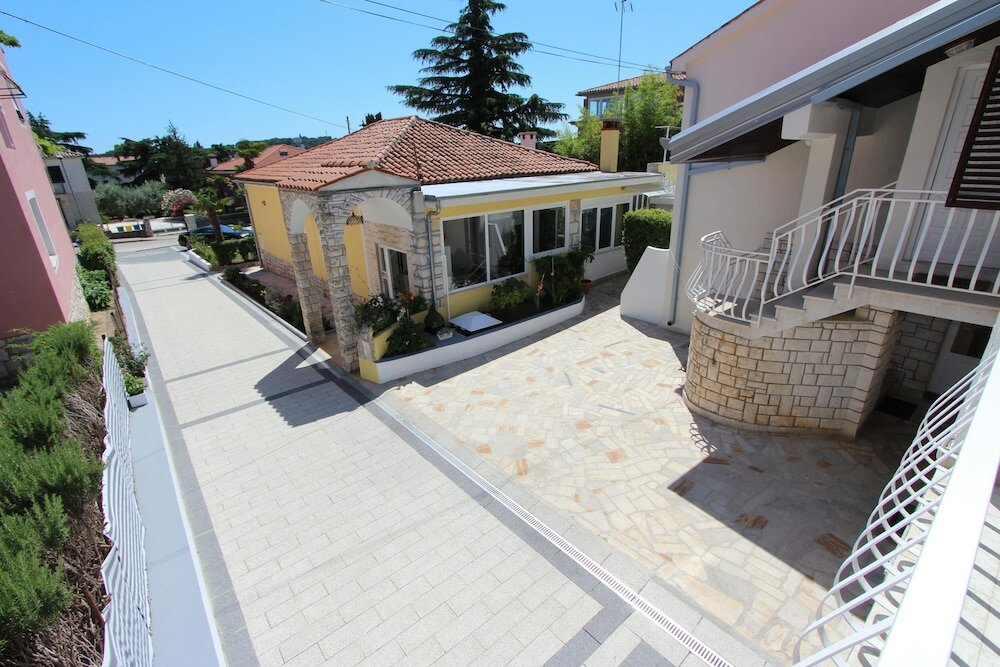 Фото Apartments Knezovic