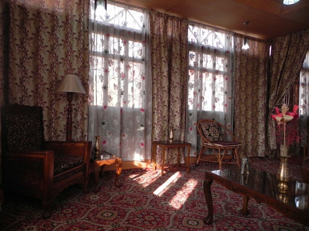 Фото Shabrose Heritage Houseboats