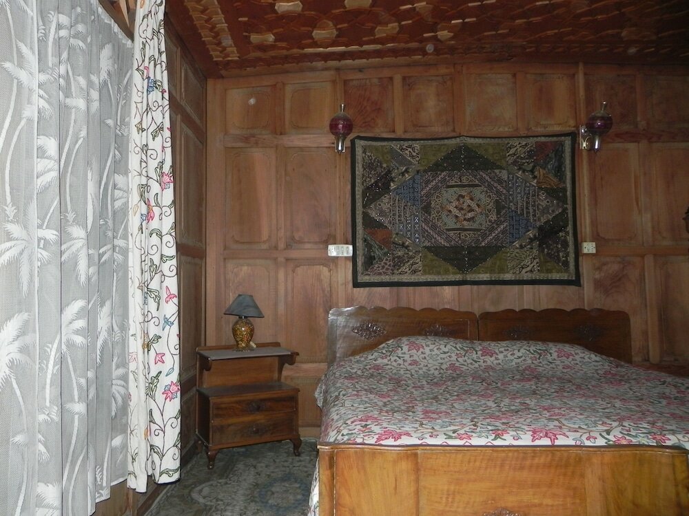 Фото Shabrose Heritage Houseboats