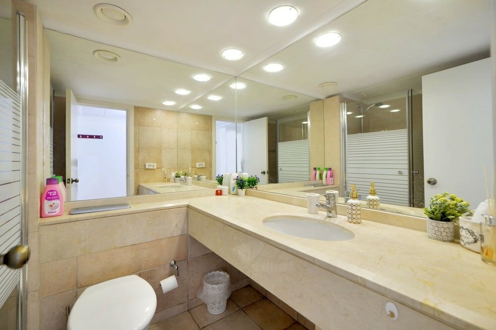 Фото Spacious Sea View Apartment