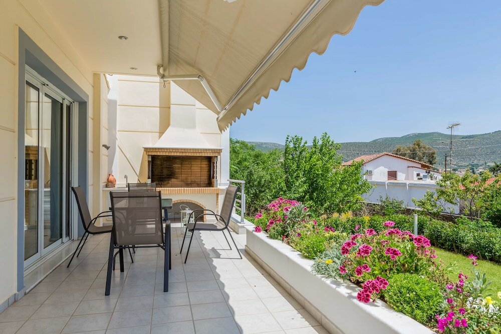 Фото Bright & Spacious two-floor Family Garden Home