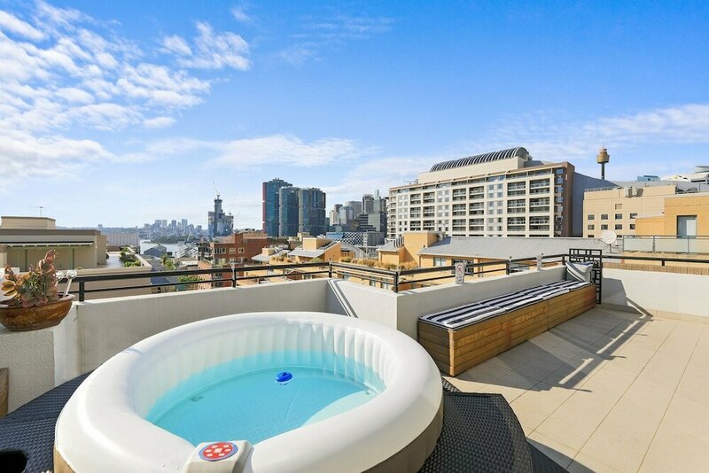 Гостиница Darling Harbour Penthouse Views & Hot Tub в Сиднее