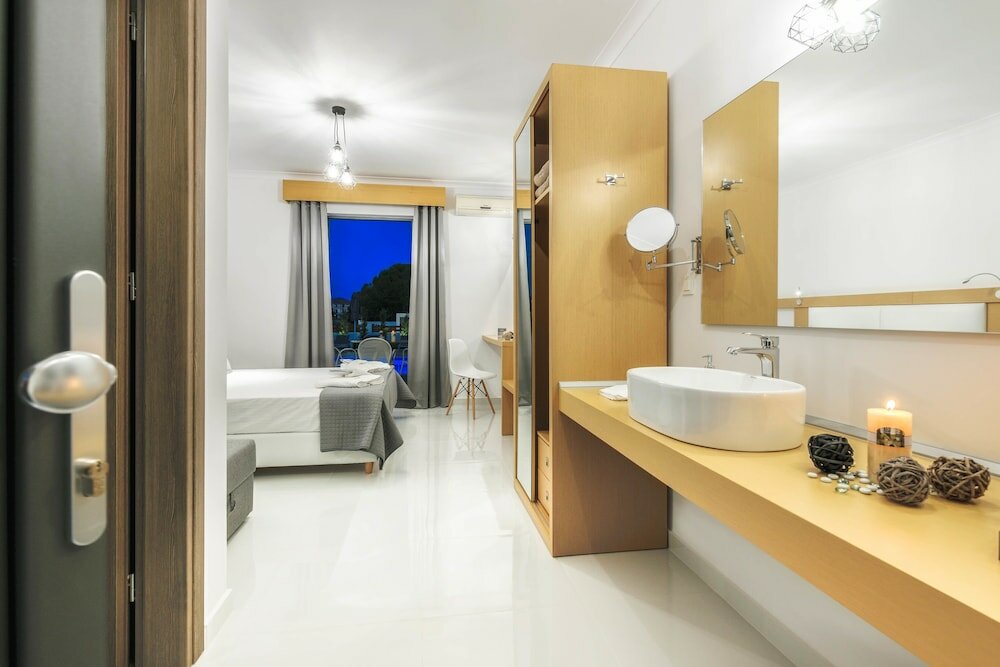 Фото White Canvas Boutique Studios