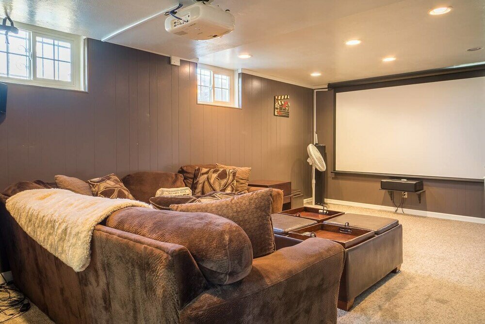 Фото The Retro Escape City Park Hot Tub & Movie Theater