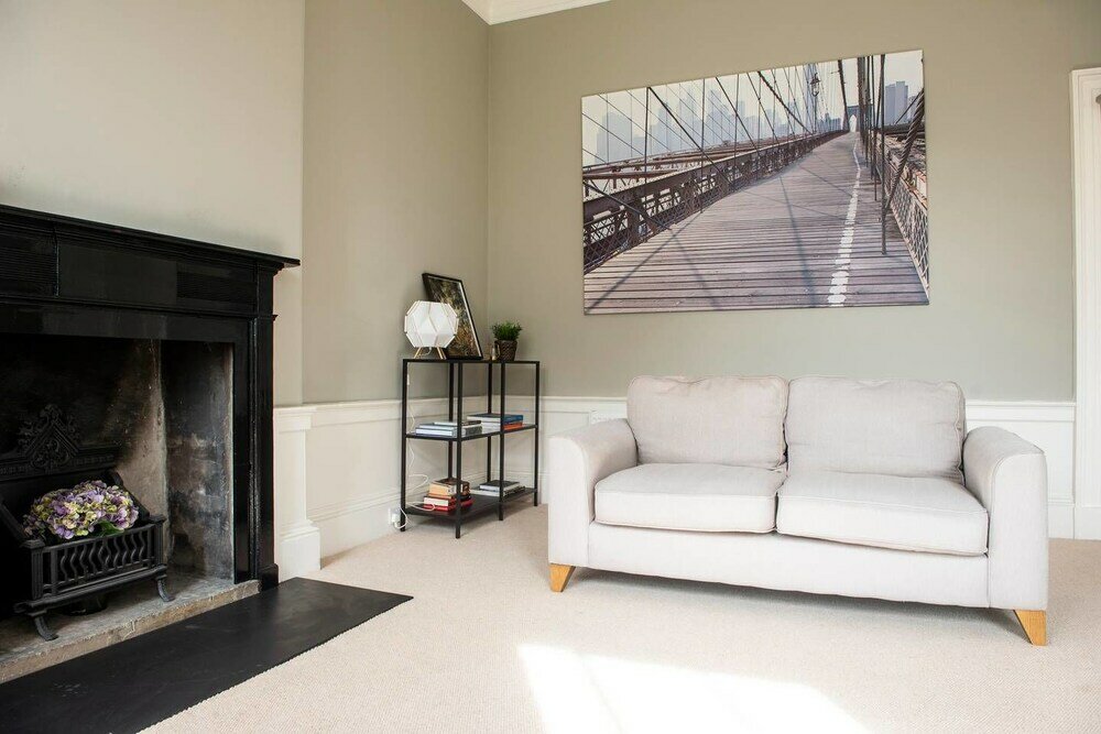 Фото Bright and Spacious 4-bedroom Apart in Stockbridge