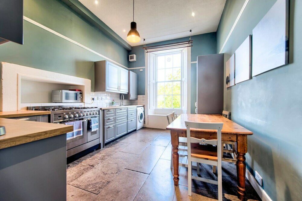Фото Bright and Spacious 4-bedroom Apart in Stockbridge