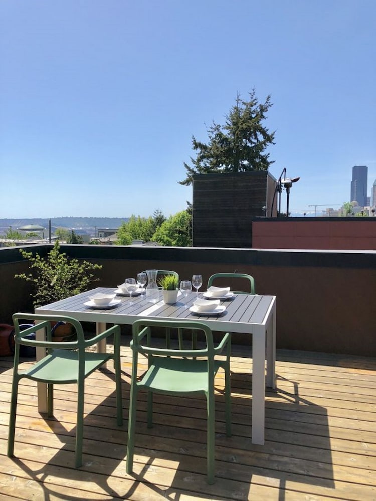 Фото Modern Home with Rooftop Oasis