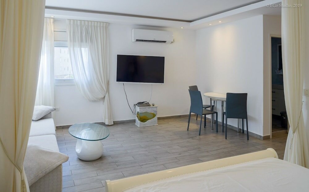 Фото Royal Lea Apartments