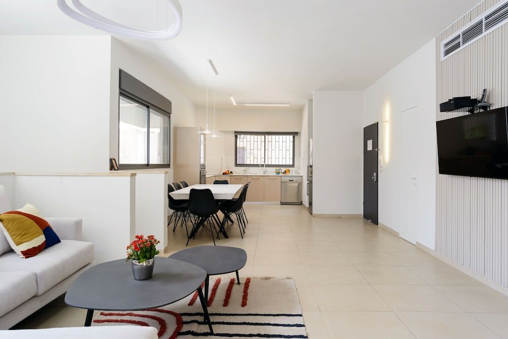 Фото Апартаменты Elegant Duplex with Patio by FeelHome