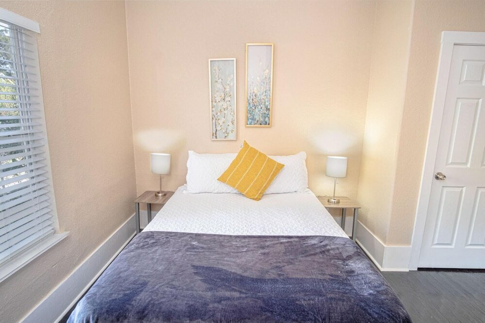 Фото 3 Br/1 Ba Remodeled Home Near Downtown