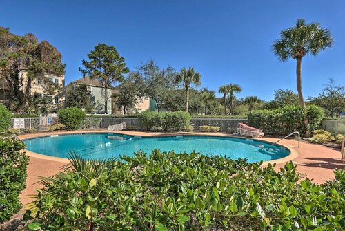Гостиница Hilton Head Resort Retreat: Hot Tub & Beach Access в Хилтон-Хед-Айленд