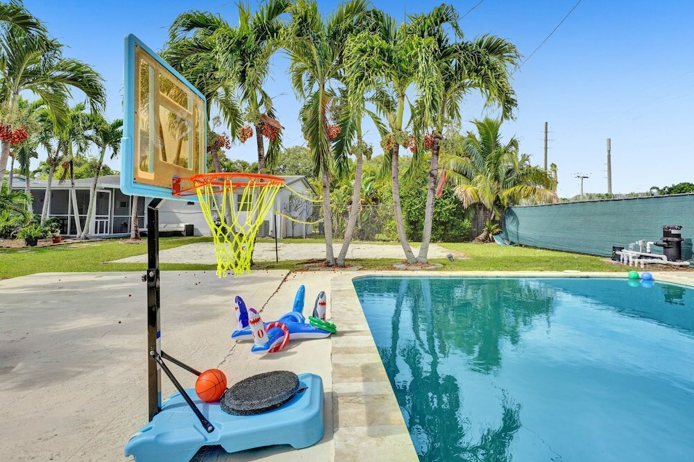 Фото Casa Lago Waterfront Home & Pool Near Hard Rock Casino