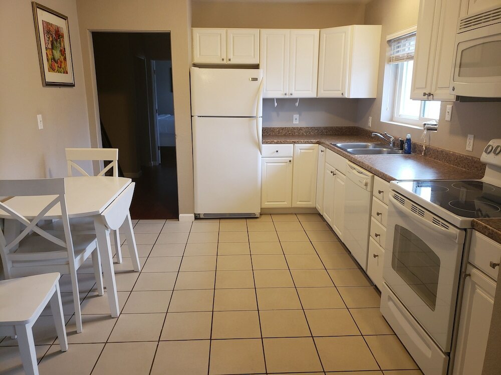 Фото Travelodge by Wyndham Traverse City Mi