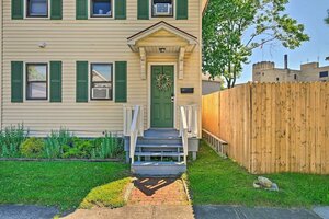 Гостиница Cozy Top Floor Rochester Apt 1 Mi to Dtwn!