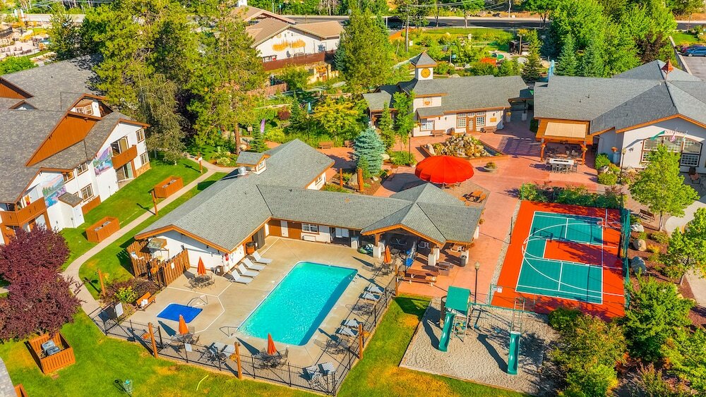 Фото Icicle Village Blizzard Pool Parking