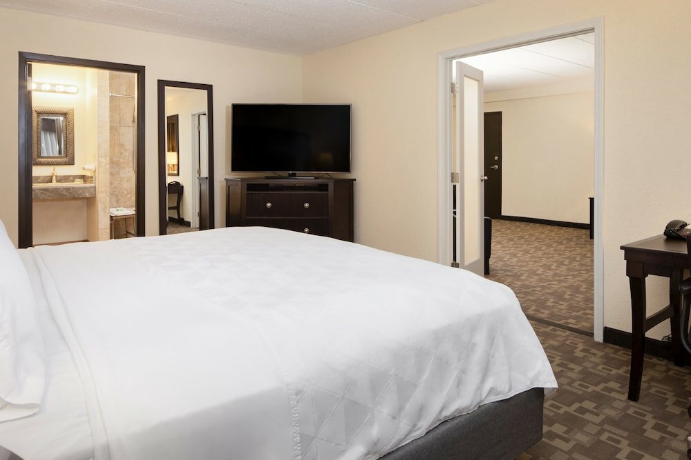 Фото Holiday Inn Hotel & Suites Charleston West, an Ihg Hotel