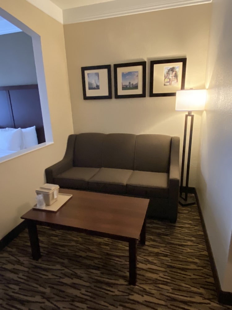 Фото Comfort Suites Salem