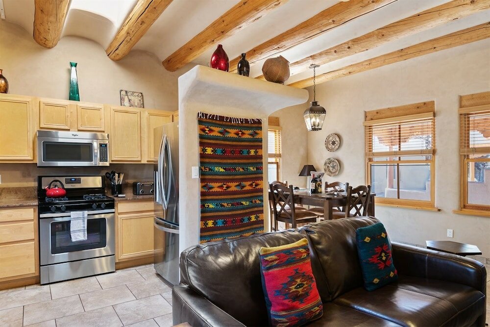 Фото Kiva - Stunning & Lovely With Kiva Fireplace, Walk to the Plaza and the Railyard