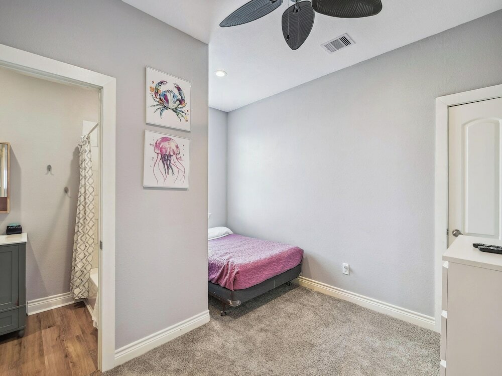 Фото Sand and Sun Beachfront