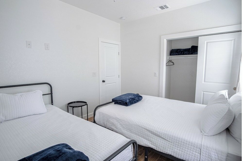 Фото State-of-the-art 3br/2.5ba Home Next to Downtown