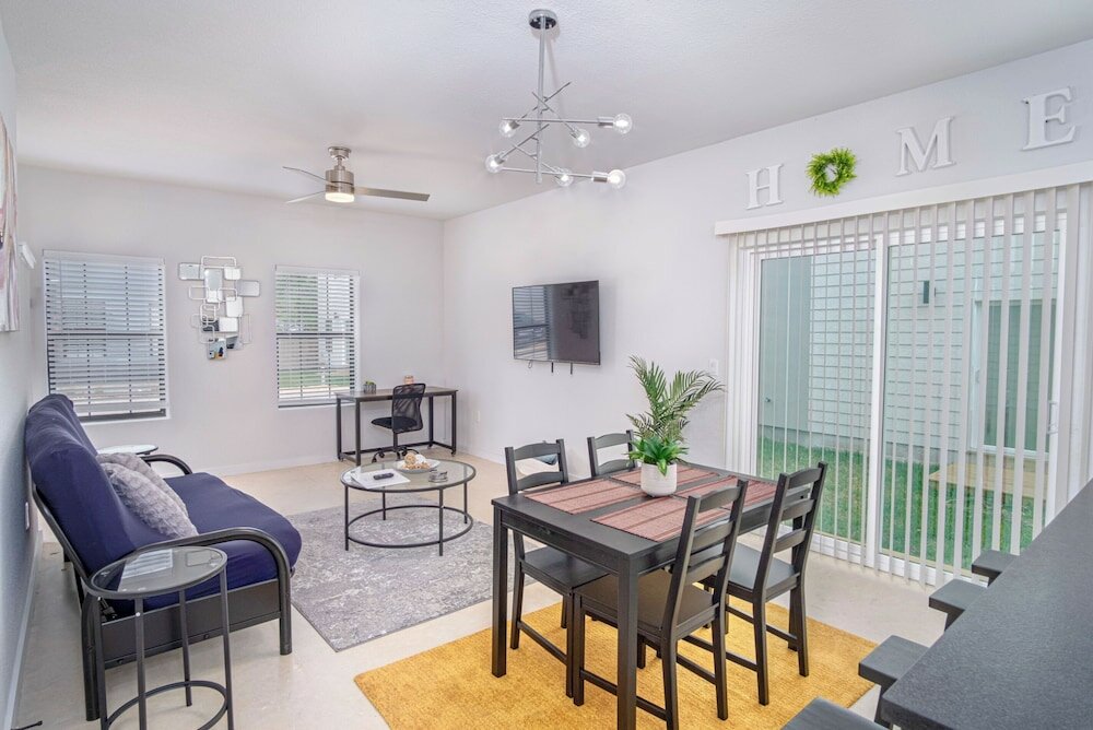 Фото State-of-the-art 3br/2.5ba Home Next to Downtown