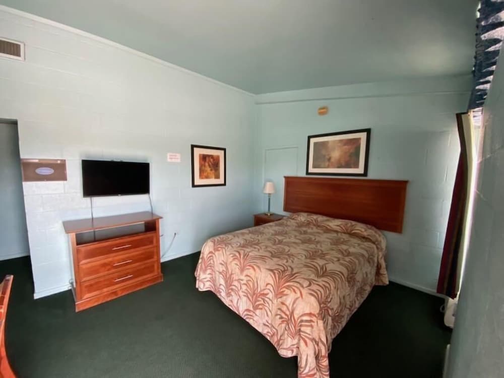 Фото Holiday Host Motel