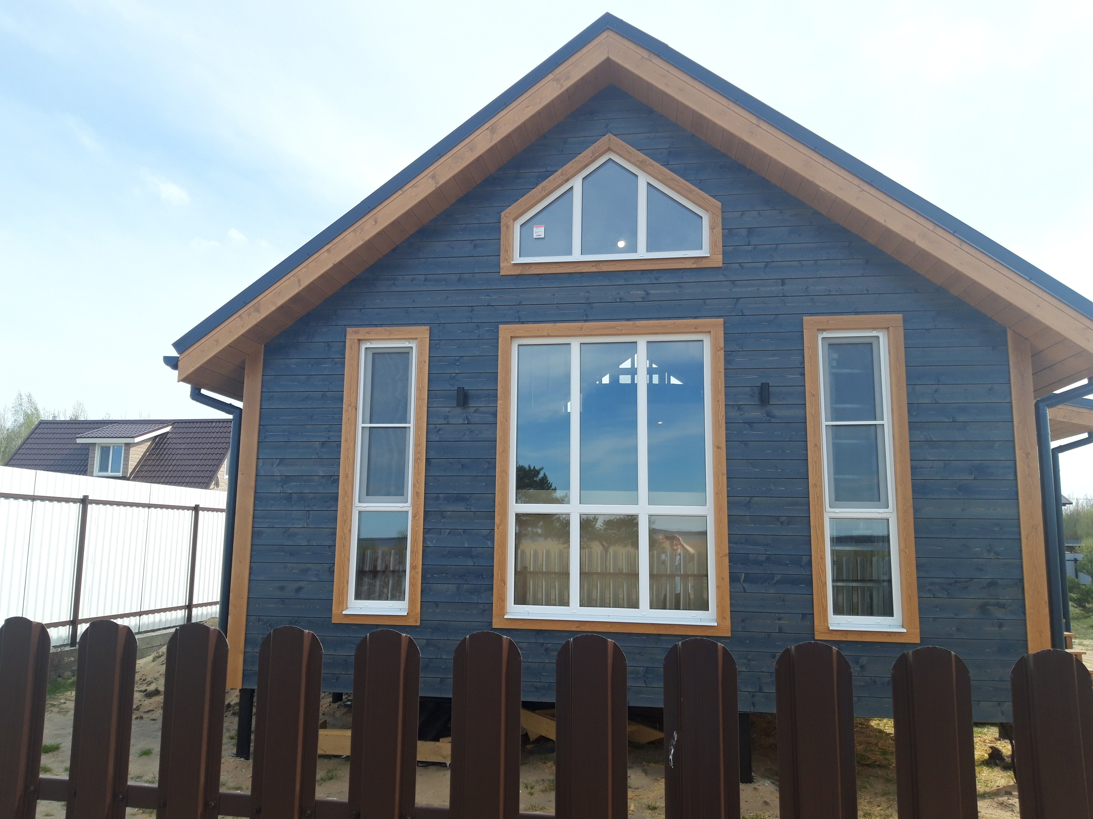 Фото Синий дом у пляжа