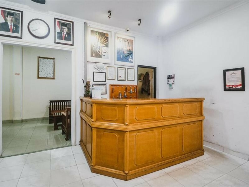 Фото RedDoorz Plus near Wtc Batanghari Mall