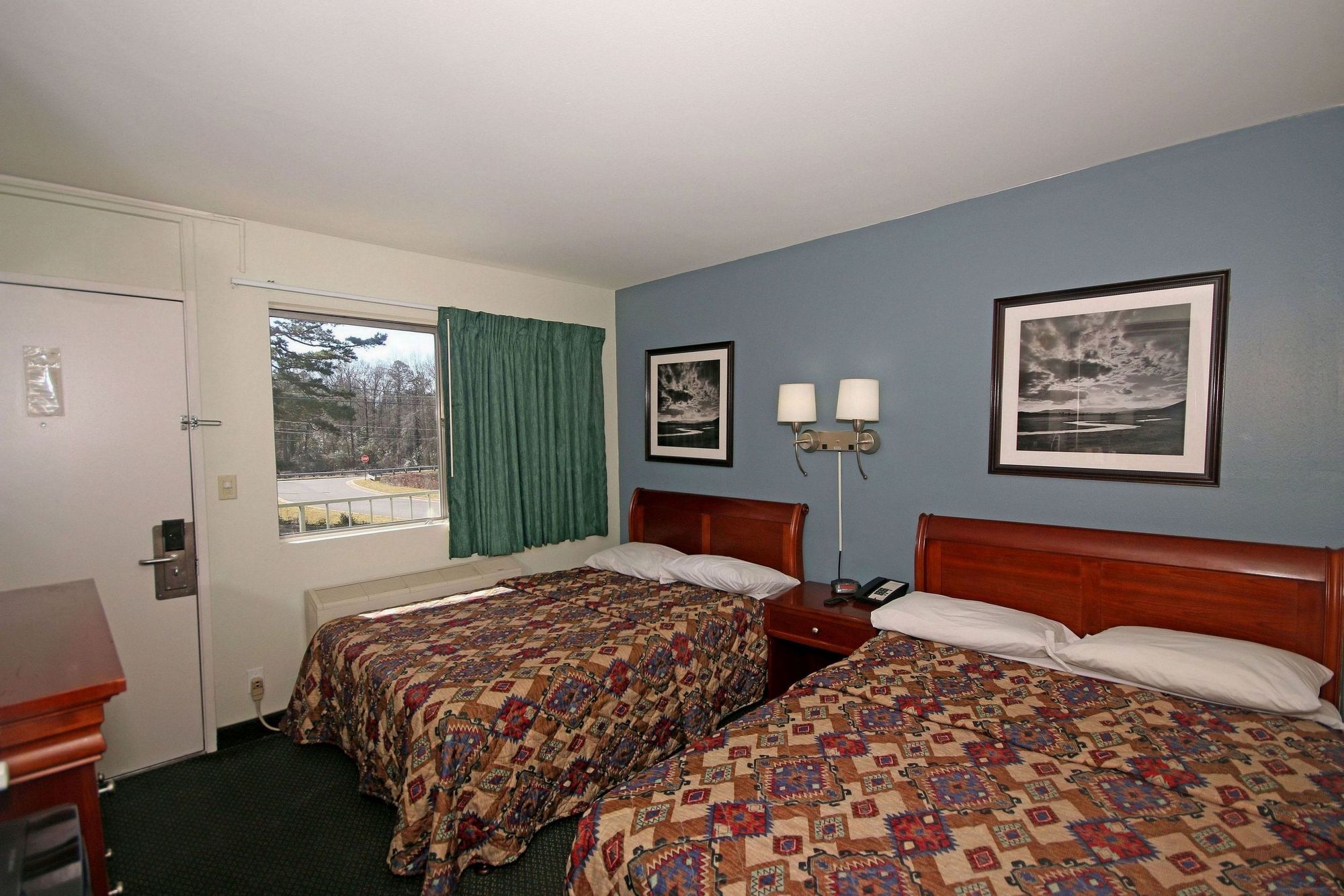 Фото Royal Inn Charlotte Airport Hotel