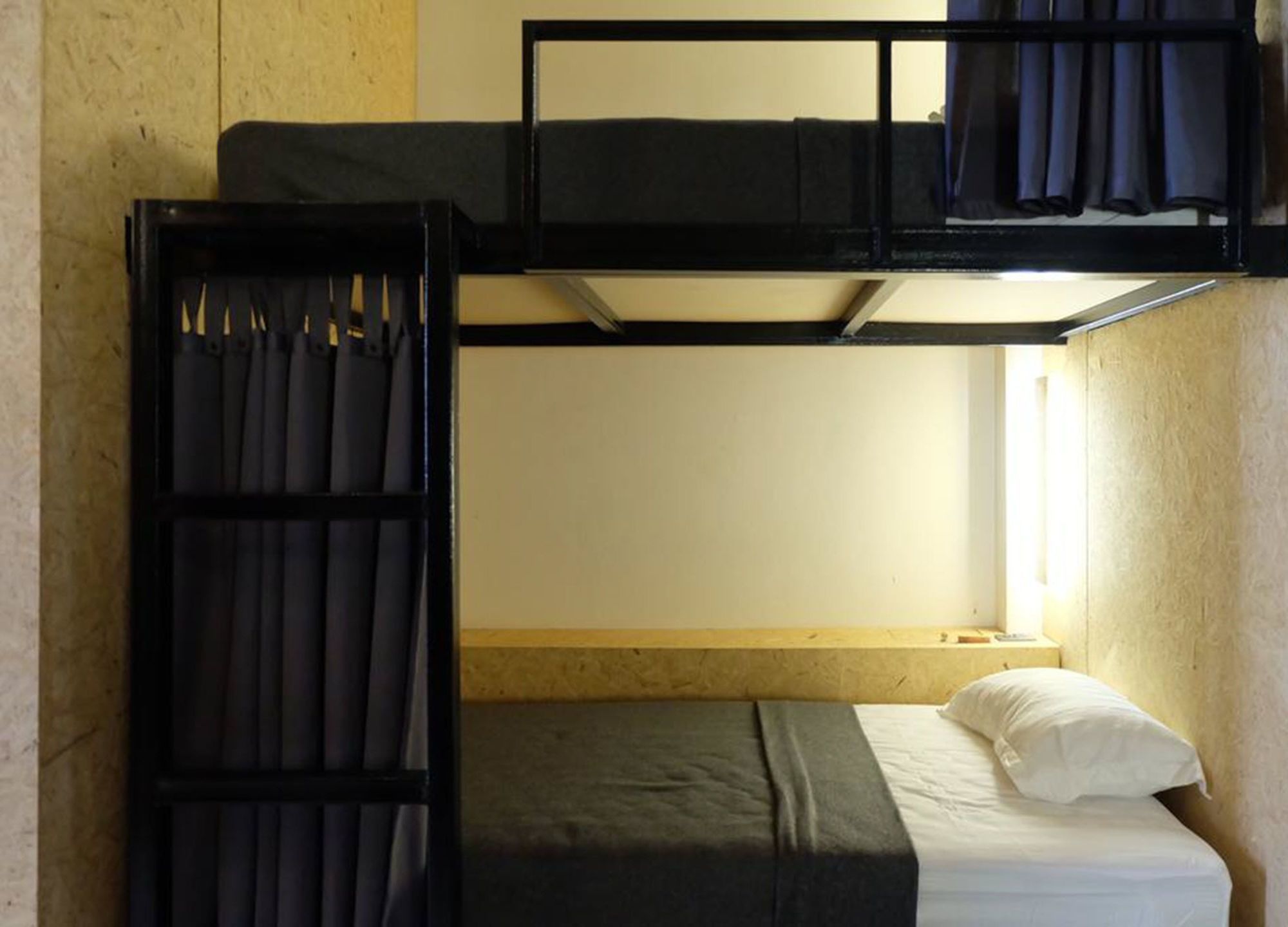 Фото Hugger Hostel - Adults Only