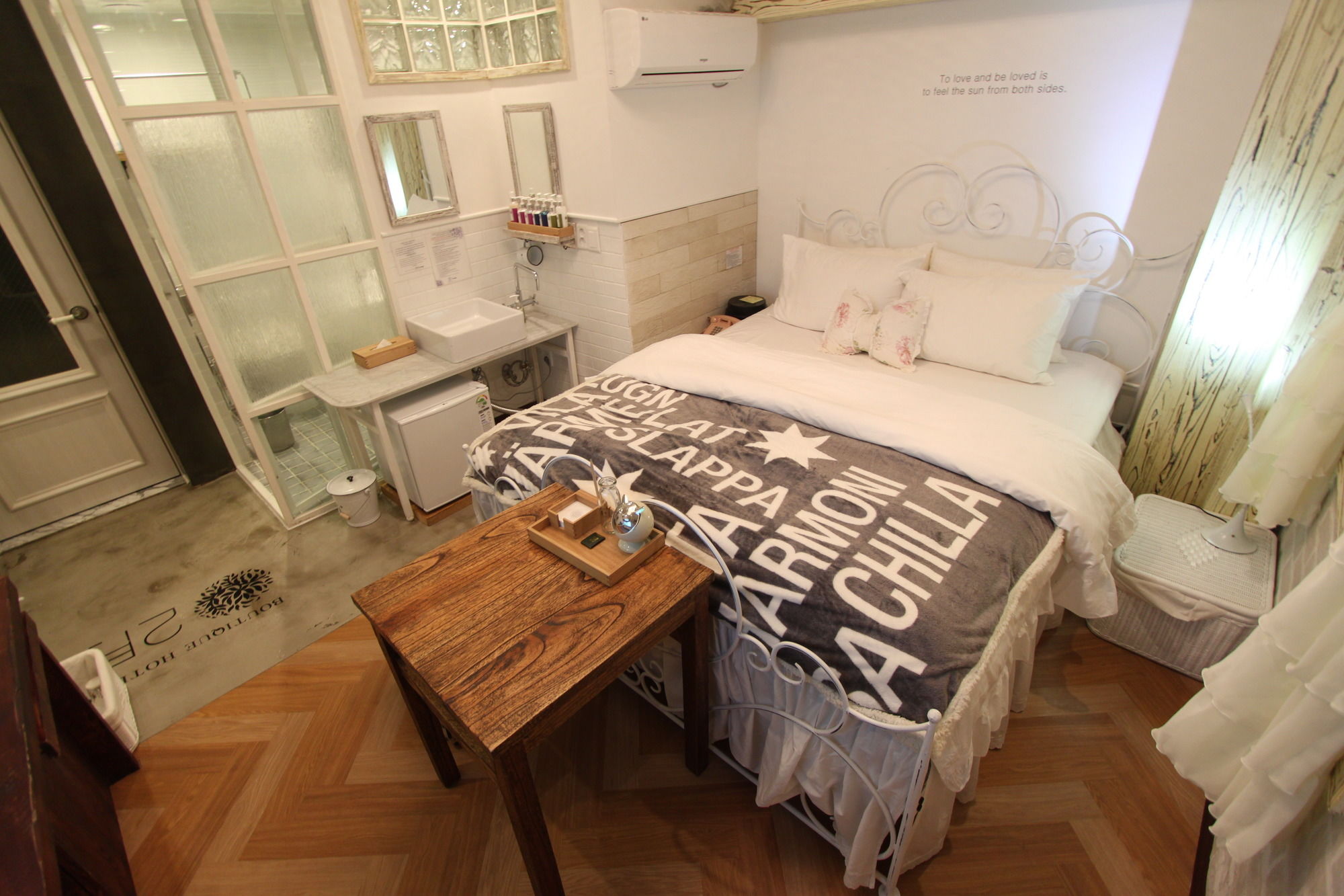 Фото February Hotel Hwanggeum