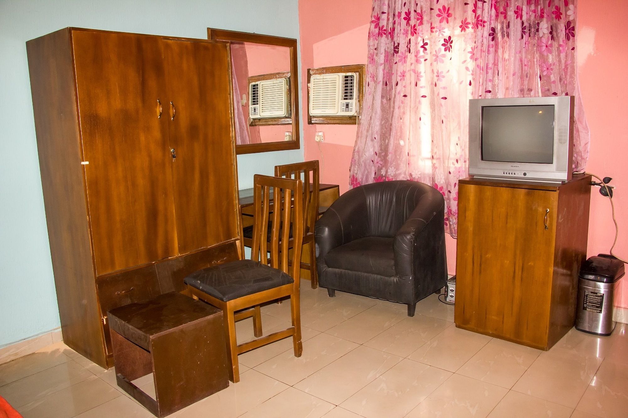 Фото Creme Suites & Hotel