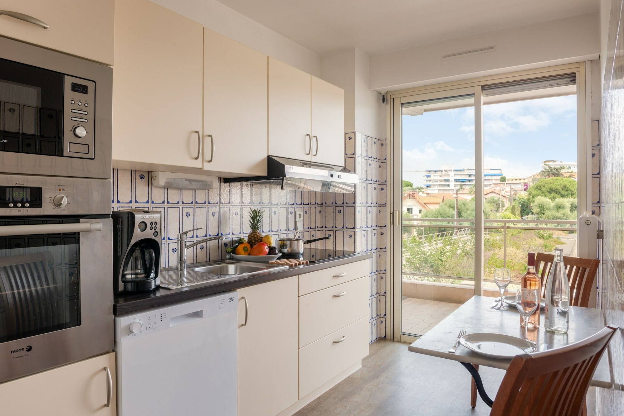 Фото The Originals Boutique, Hôtel Les Strélitzias, Antibes