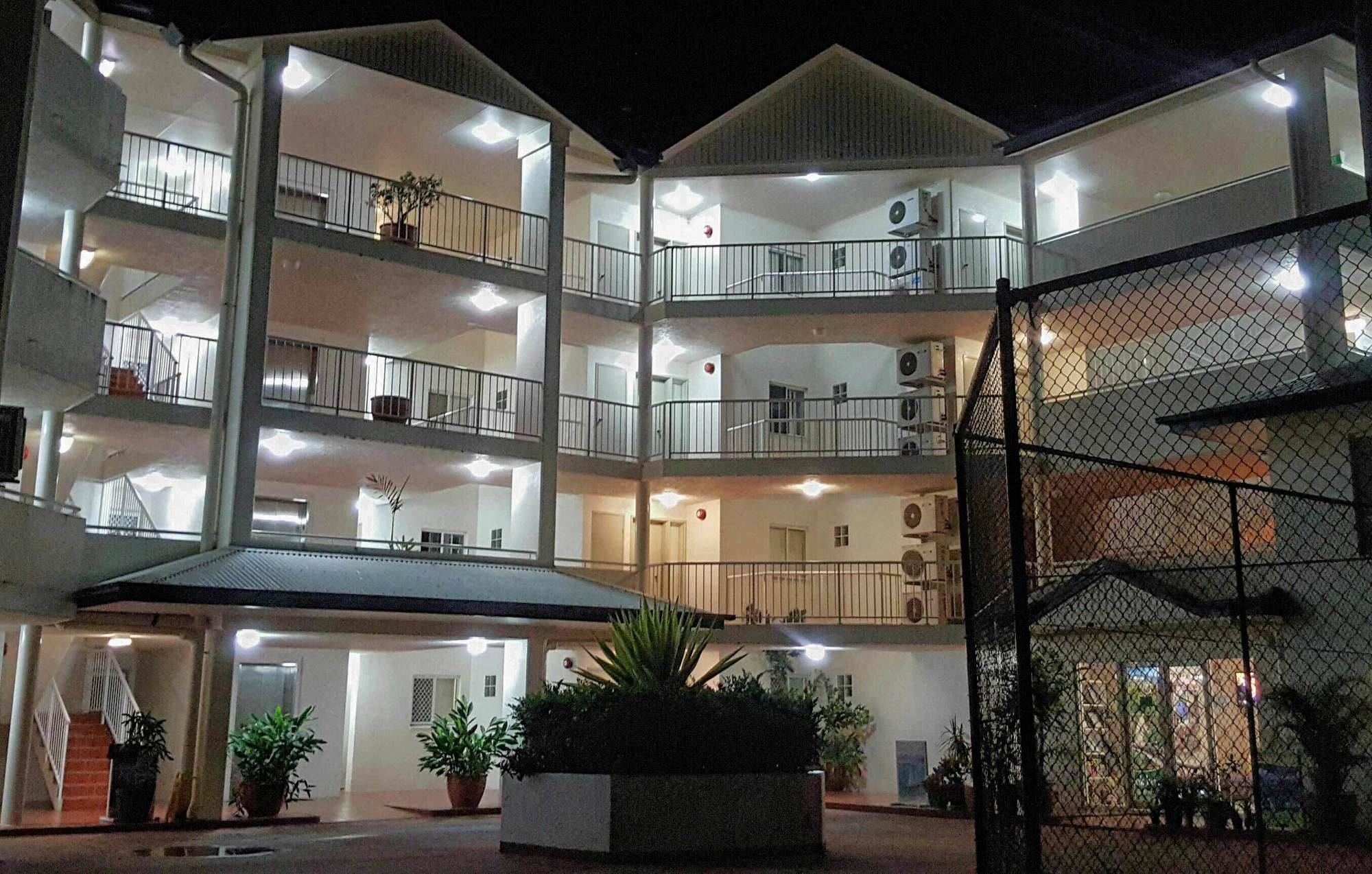 Фото Golden Sands Beachfront Apartment Resort