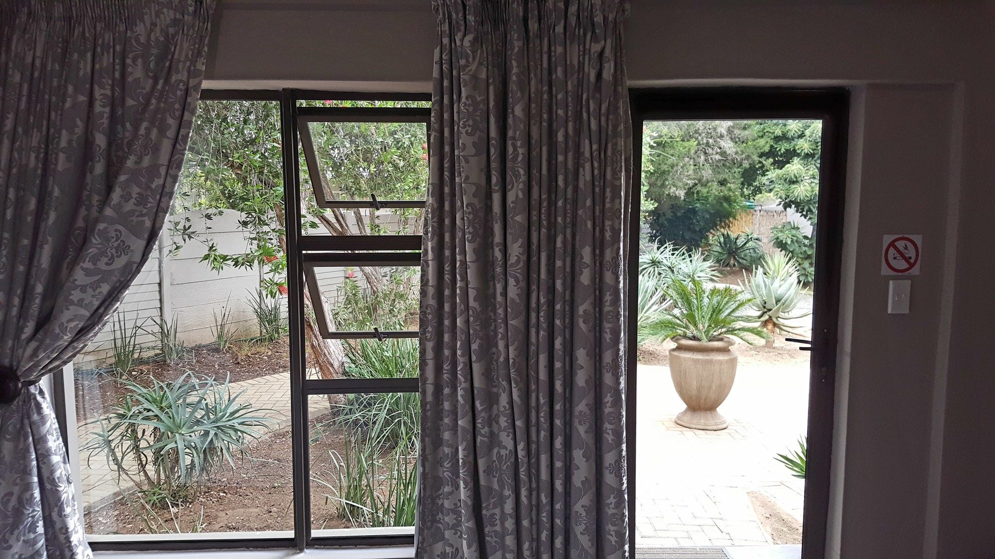 Фото Aerotropolis Guest Lodge