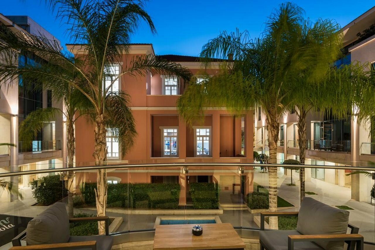 Фото Trianon Luxury Apartments & Suites