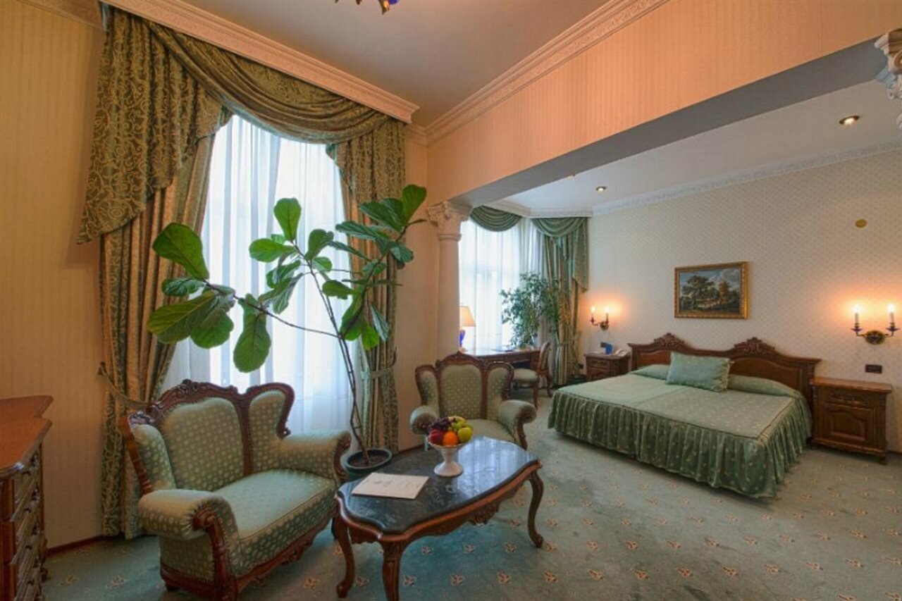 Фото Grand Hotel London