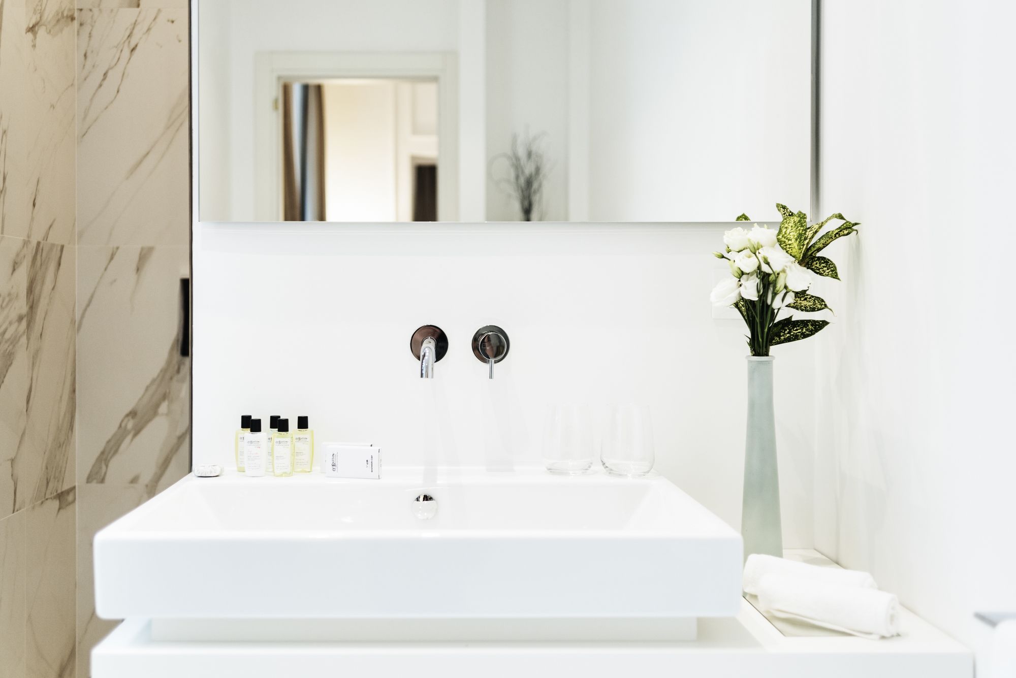 Фото The Shire Hotel