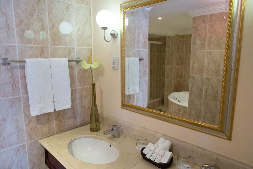 Фото Radisson Blu Le Vendome Hotel, Cape Town