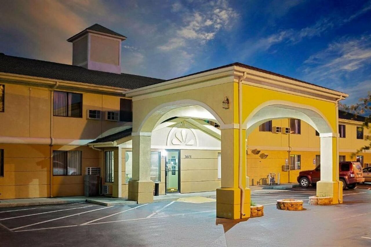 Фото Super 8 by Wyndham Muncie/Ball St. College Area