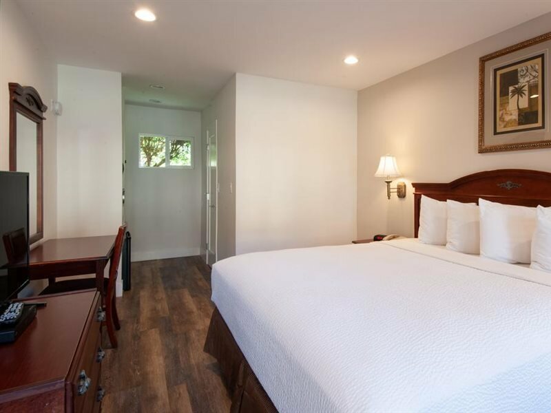 Фото Studio City Court Yard Hotel