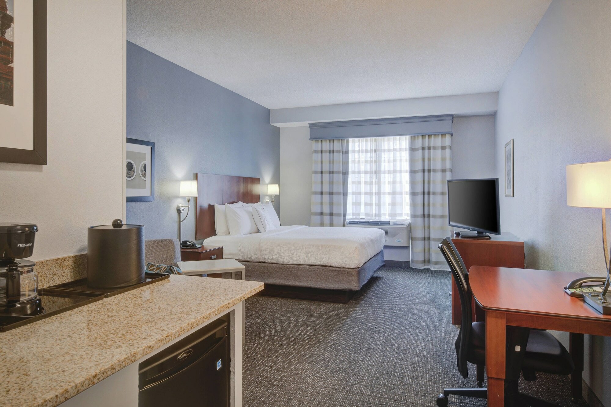 Фото Courtyard by Marriott Raleigh Crabtree Valley