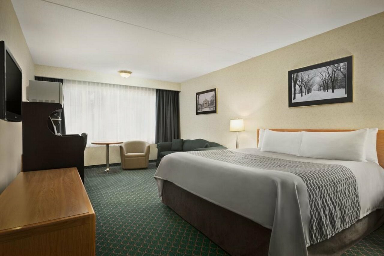 Фото Travelodge by Wyndham Winnipeg East