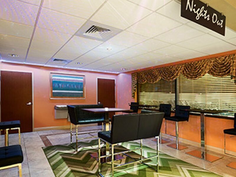 Фото Days Inn & Suites by Wyndham Lakeland