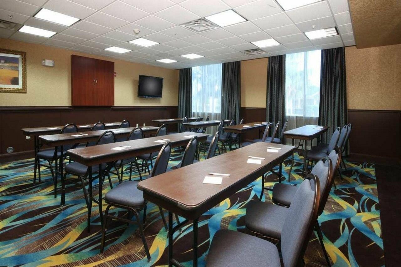 Фото Hampton Inn & Suites Ontario