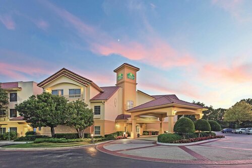 Гостиница La Quinta Inn & Suites by Wyndham Dallas - Addison Galleria в Аддисоне